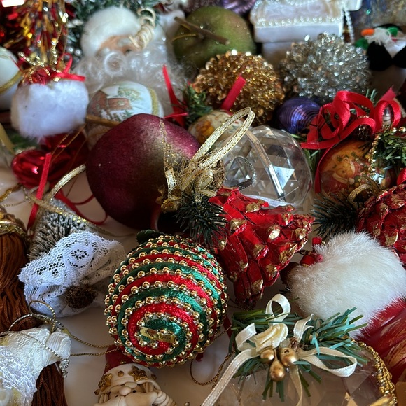 84 Christmas tree ornaments, 2 garlands - Picture 11 of 12